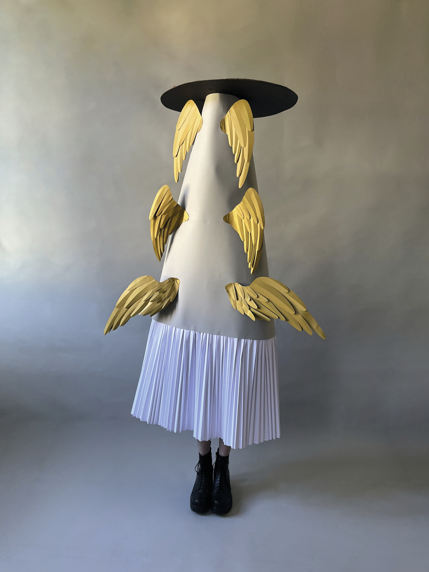 Model als Statue in beigem Kleid