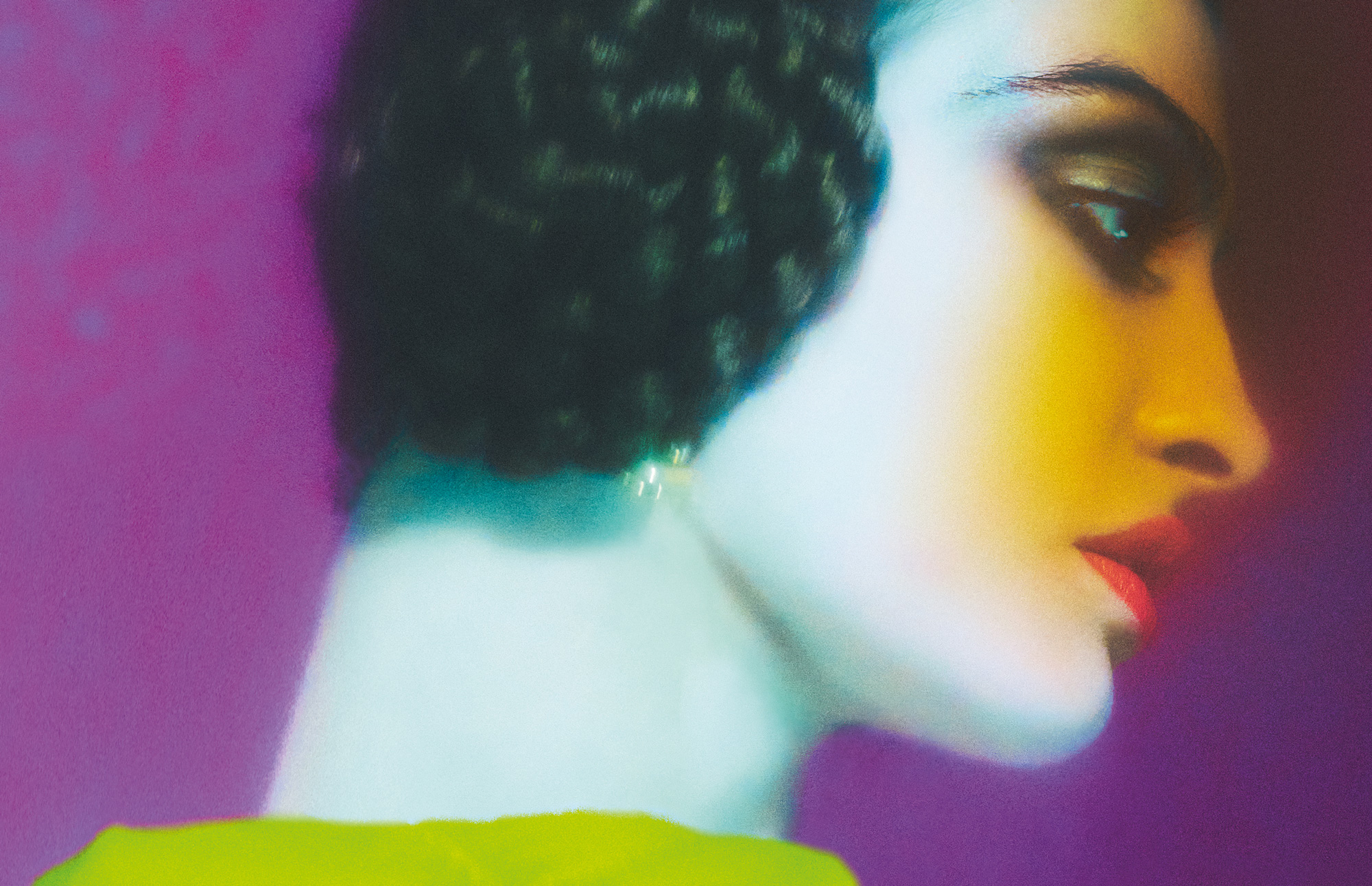 Profil von Frau mit roten Lippen, lila Hintergrund