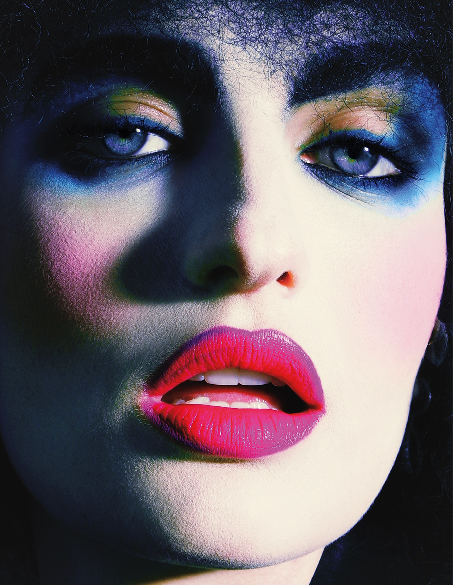 Close-up von Frau mit pinken Lippen und Rouge