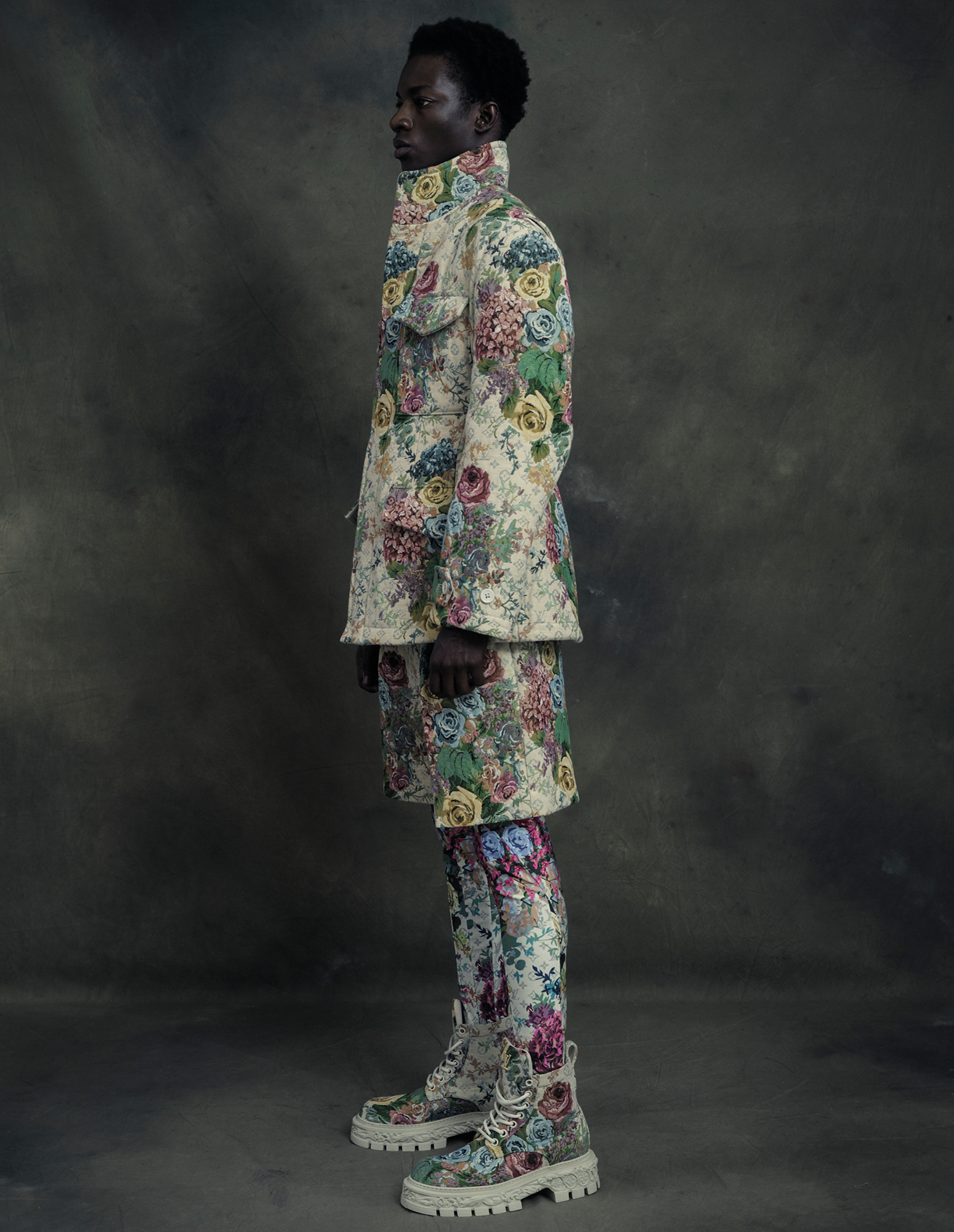 Mann im seitenprofil, trägt florales Muster