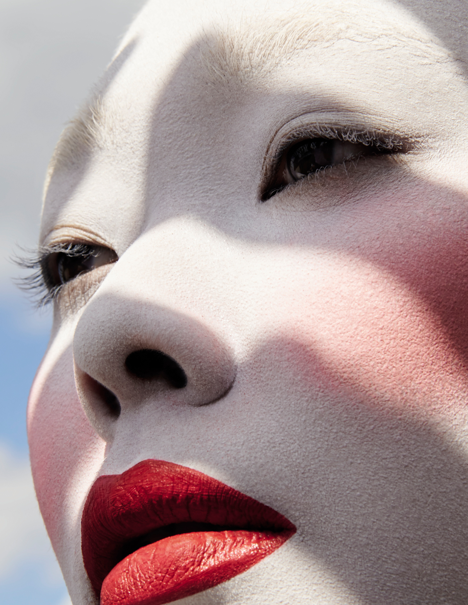 Close-up von roten Lippen und weißem Gesicht