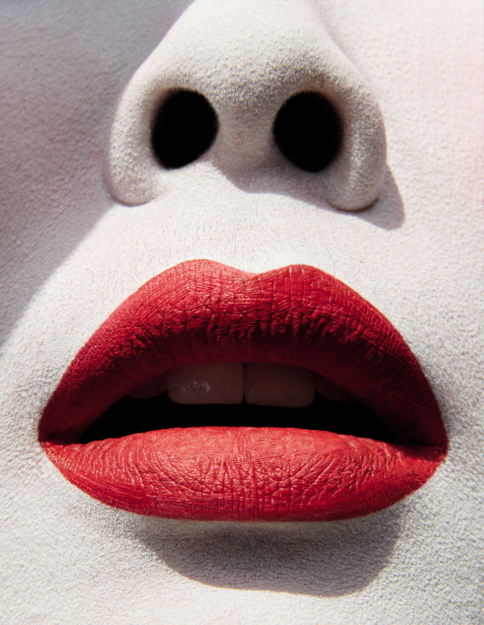 Close-up von roten Lippen und weißem Gesicht
