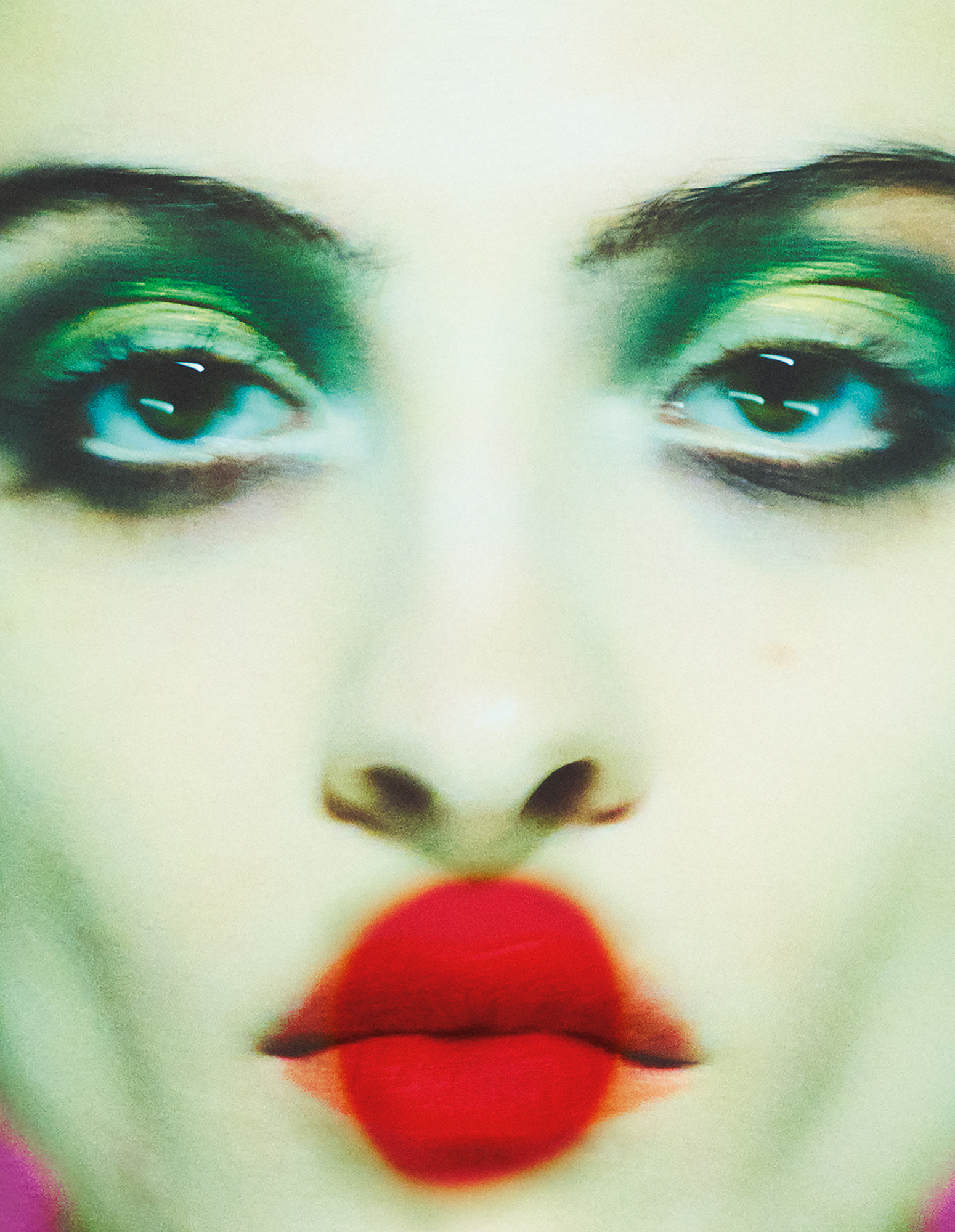 Frau mit grünem Lidschatten udn roten Lippen