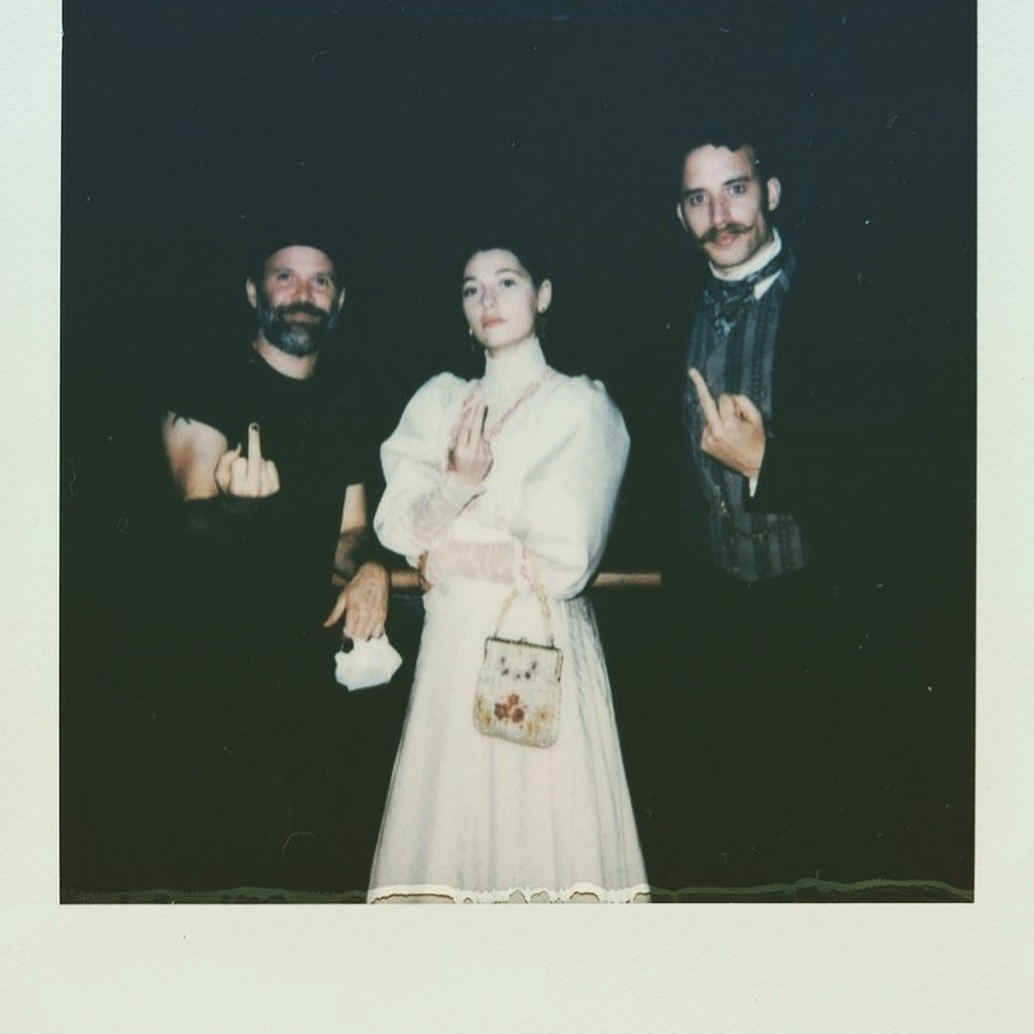 Polaroid-Bild von Mathilde Ollivier und zwei Männern