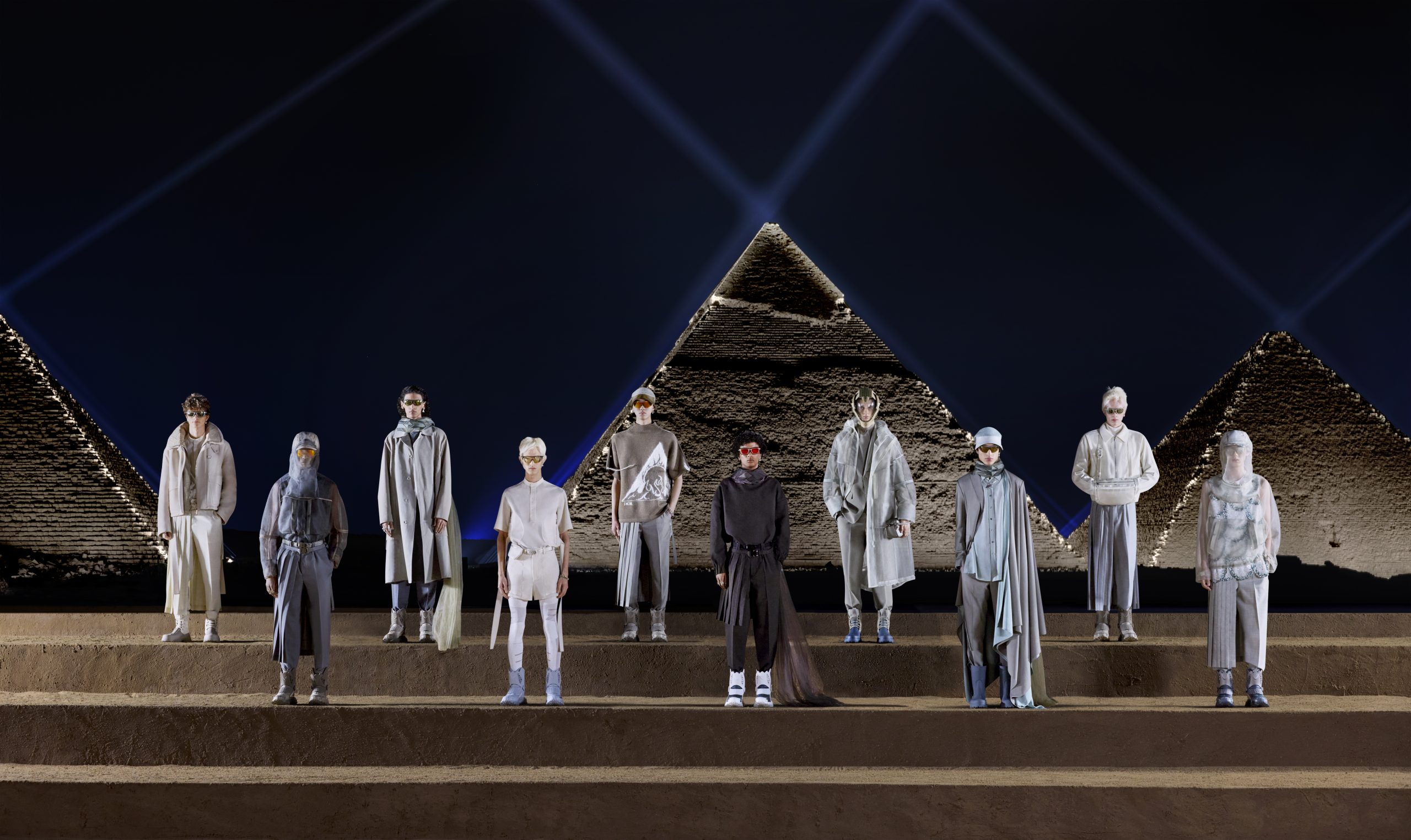 Männer stehen vor Pyramide