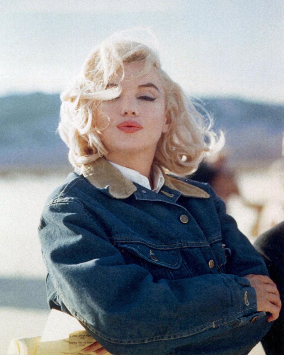 Marilyn Monroe trägt eine Jeansjacke