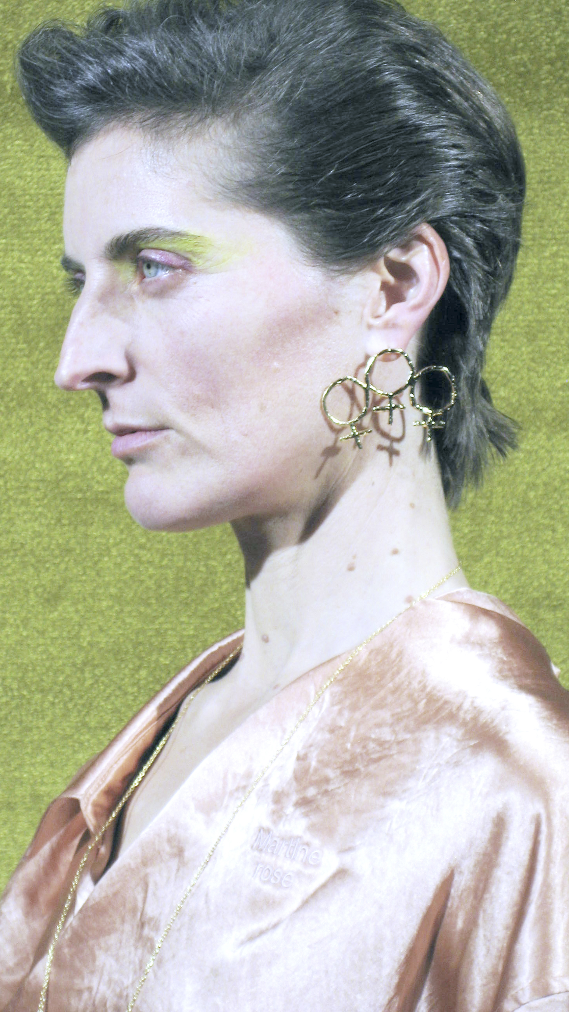 Frau mit kurzen Haaren und grünem Lidschatten