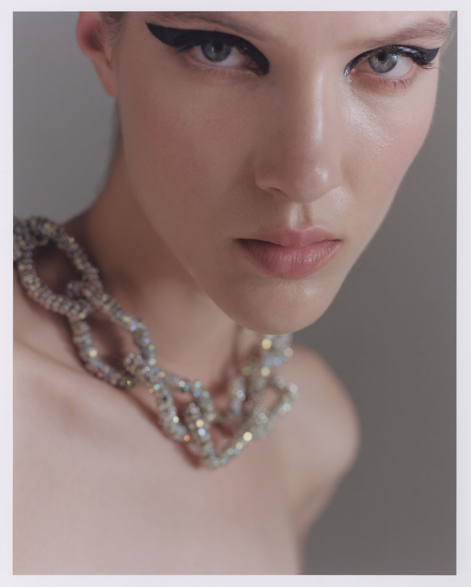 Portrait von Frau mit silberner Halskette