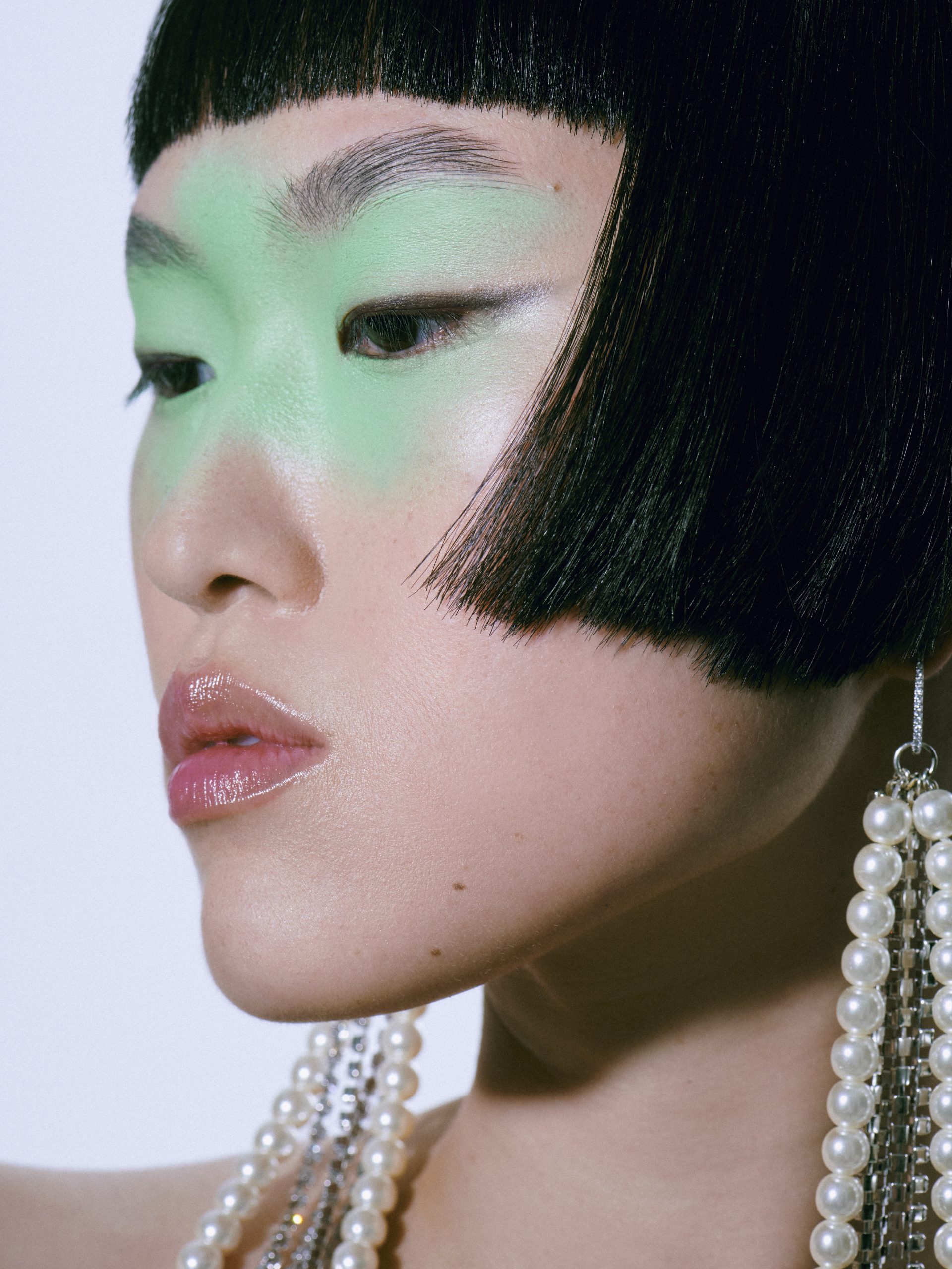 Asiatisches Model mit grünen Lidern
