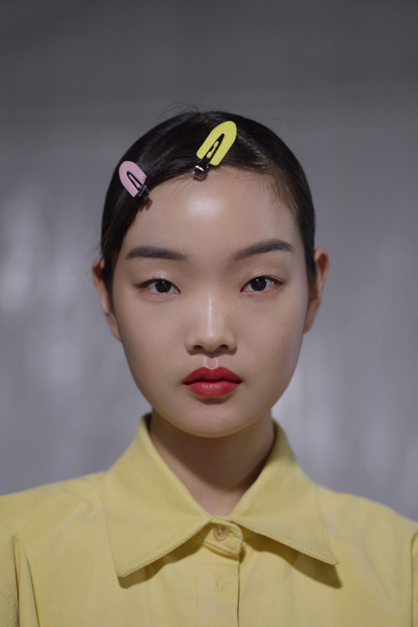 Asiatisches Model in gelben Hemd