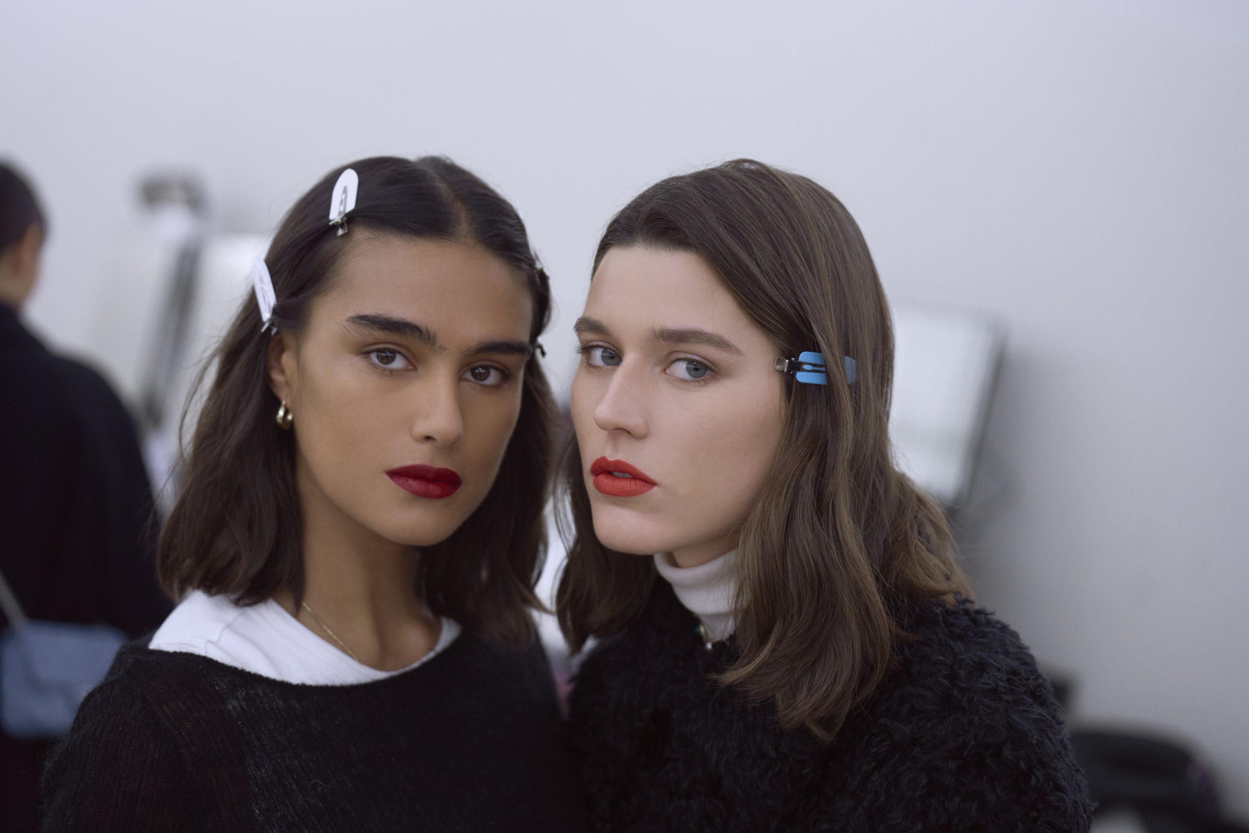 Zwei Models mit Haarspangen
